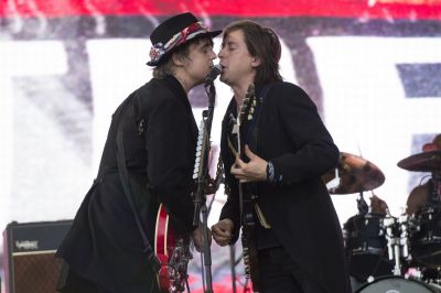 Pete-Doherty-and-Carl-Barat-of-The-Libertines-perform